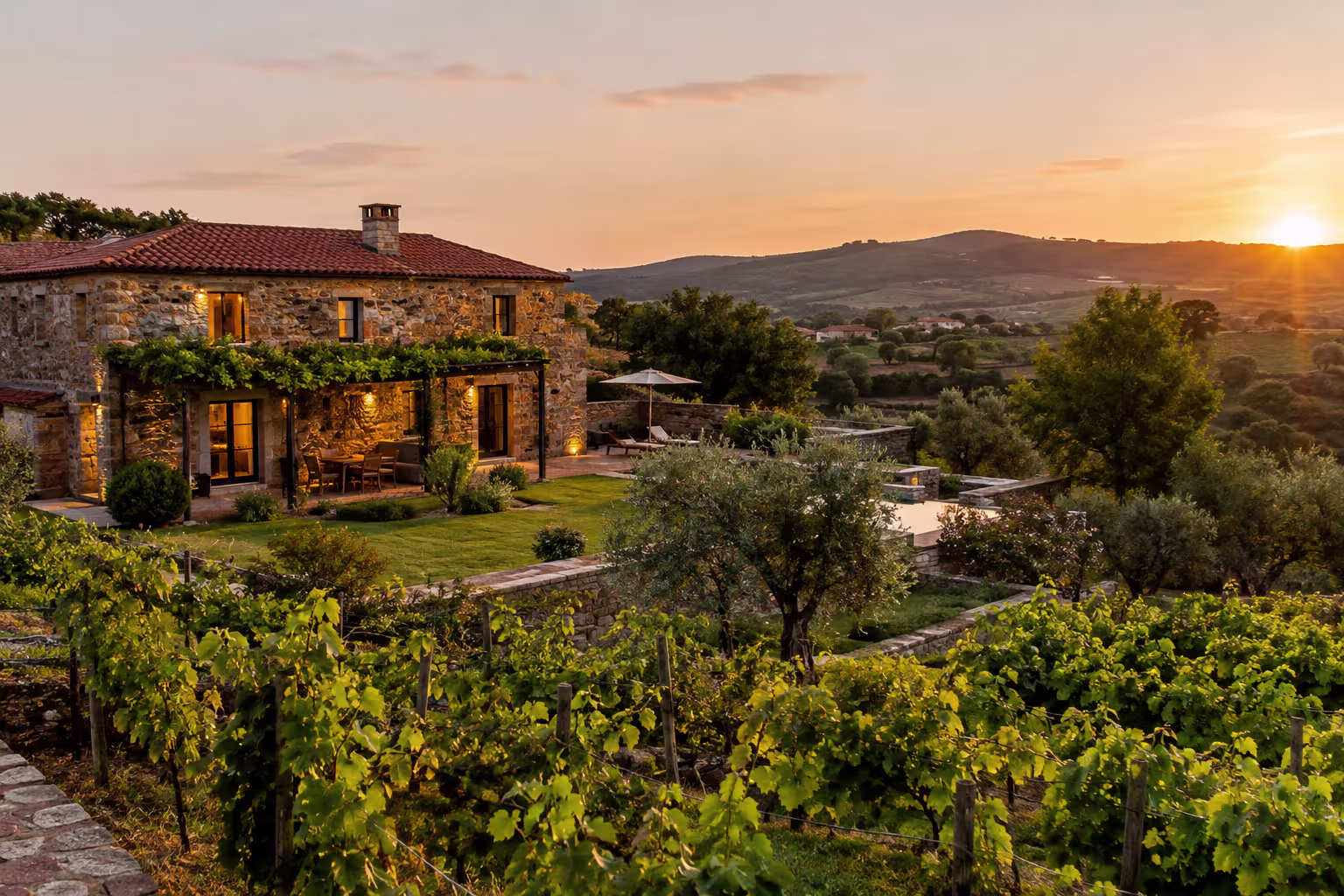 Casa de pedra entre vinhas ao pôr do sol